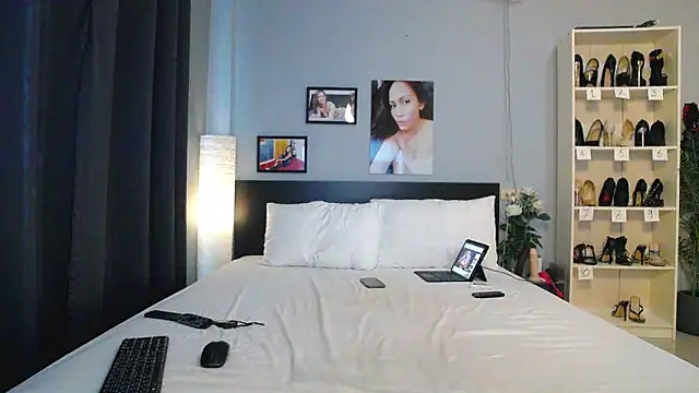 Hotbeebee Adlı Modelin Canlı XXX Sohbeti