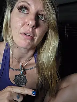 SheIsSomething live XXX chat
