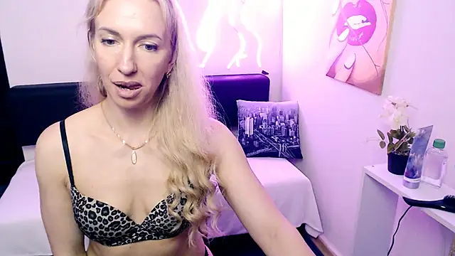 Chat XXX en directo de Cute_Smile_Shy