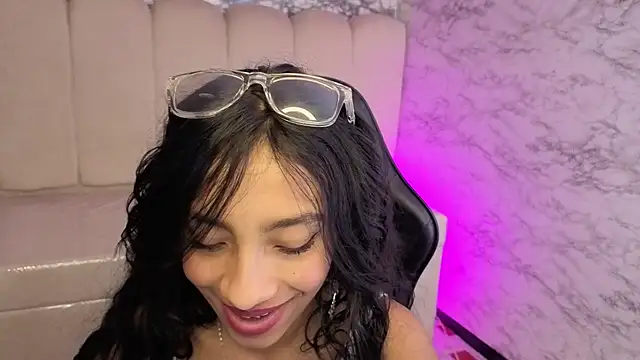 Adarasuri_v's Live XXX Chat