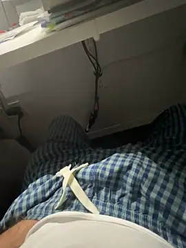 awesomemilkss Show in webcam