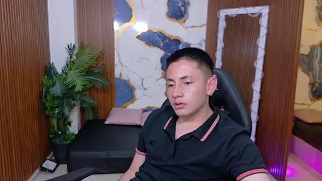 Andres_Tay Adlı Modelin Canlı XXX Sohbeti