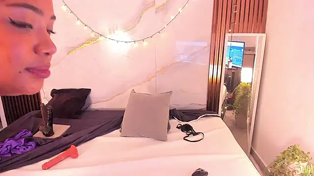 SaraApril_1 Adlı Modelin Canlı XXX Sohbeti