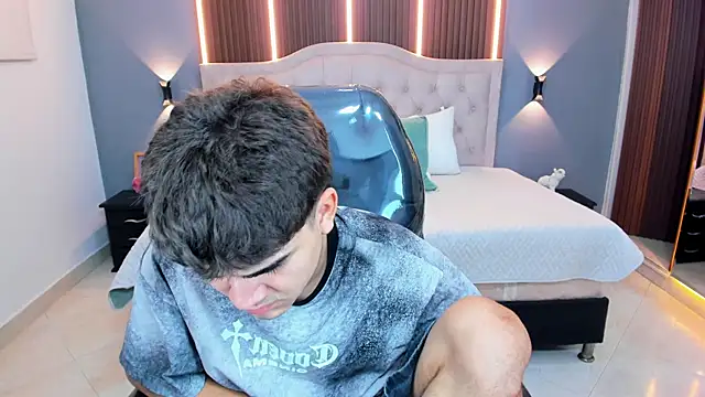 Tommy18__ XXX чат на живо