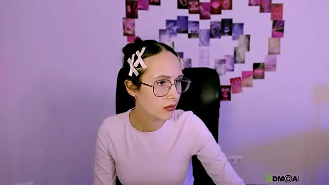 mona_cloud élő XXX-chatje
