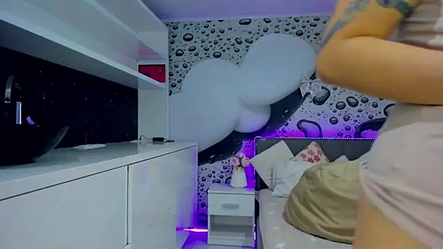 צ'אט XXX בשידור חי של AlmaFancy