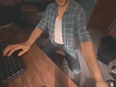 chrisw8140's Webcam Show