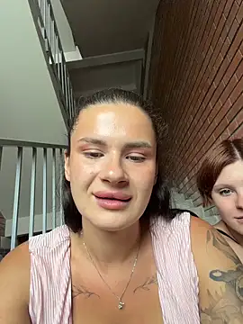XXX chat uživo modela MiraReach