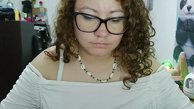 curly_greeneyed's Live XXX Chat