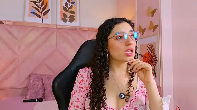 צ'אט XXX בשידור חי של DemiJones_