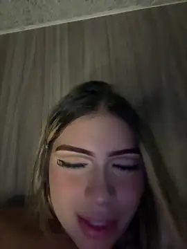 Chat XXX en directo de MiaWhitePink_
