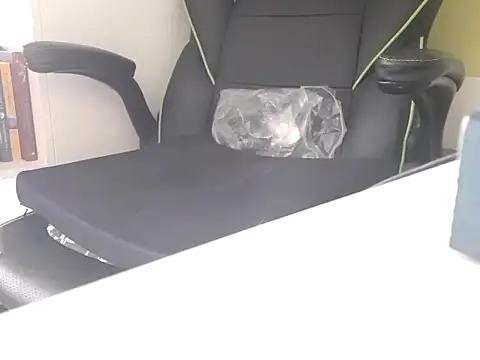 XXX chat uživo modela feathersify
