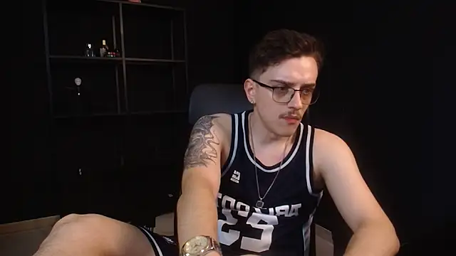 FelixStarkk: διαδικτυακό σόου στην κάμερα