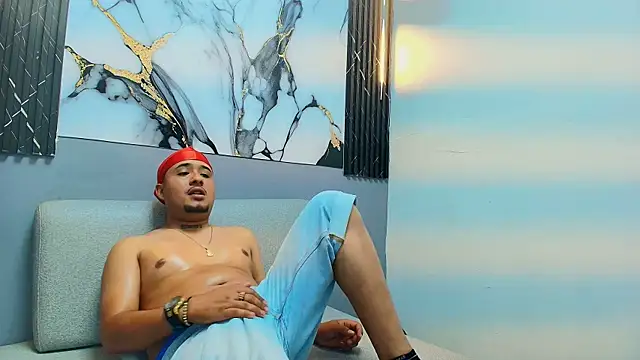 Show modela MAICOL_TORNER na web-kameri