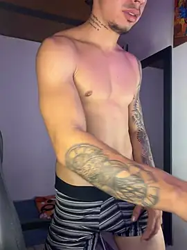 Show modela iNoah_sins na web-kameri