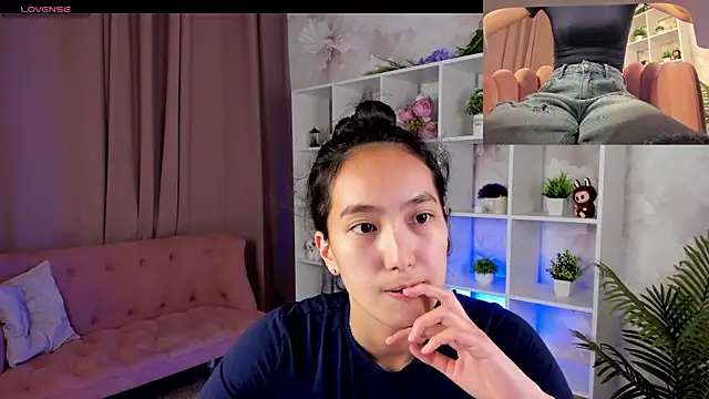 FlirtyAura's Live XXX Chat