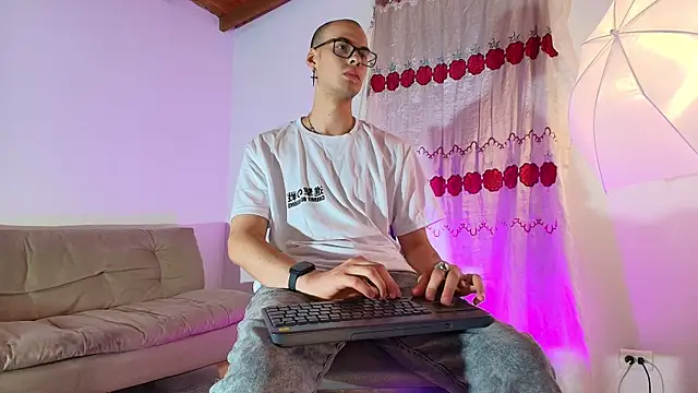 Vlad__night: διαδικτυακό σόου στην κάμερα