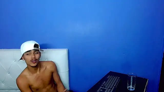 Angel_foxc13 élő XXX-chatje