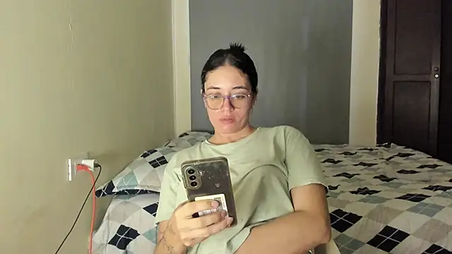 atenas_05_ Adlı Modelin Canlı XXX Sohbeti