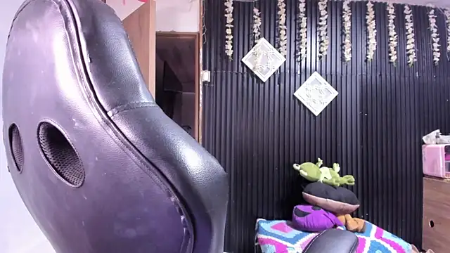 lalanaughty Adlı Modelin Canlı XXX Sohbeti
