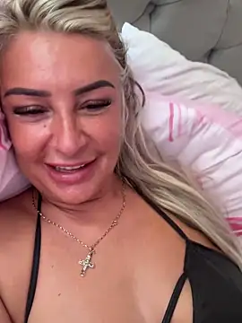 Naughtyhousewife_x – webcam-show