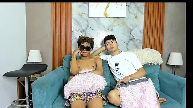VERY_HOT_GUYS Adlı Modelin Canlı XXX Sohbeti