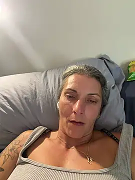 cumguzzler143's Webcam Show