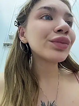 FlashTitsRoyal's Live XXX Chat