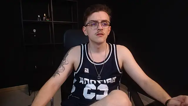 FelixStarkk: διαδικτυακό σόου στην κάμερα