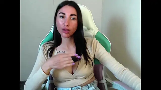 Cammil1a_horn's Live XXX Chat