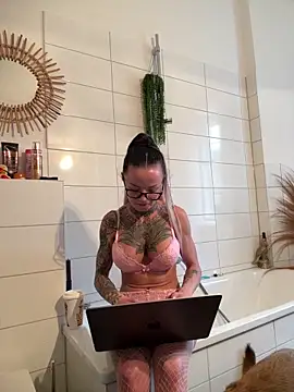 SkinnyLilly Adlı Modelin Canlı XXX Sohbeti