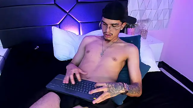 TysonRiggs Chat XXX in diretta