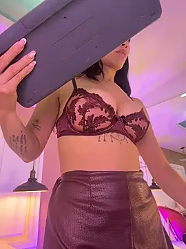 Chatroom XXX en direct de JuliaaVega