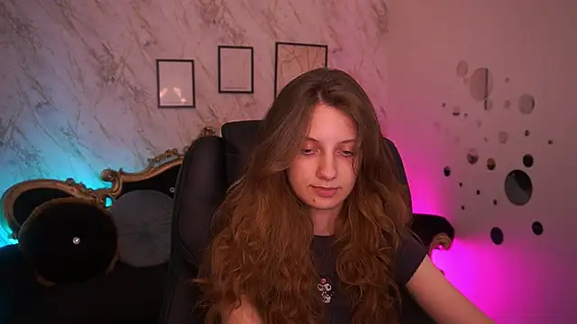 CuteeFoxy Adlı Modelin Canlı XXX Sohbeti