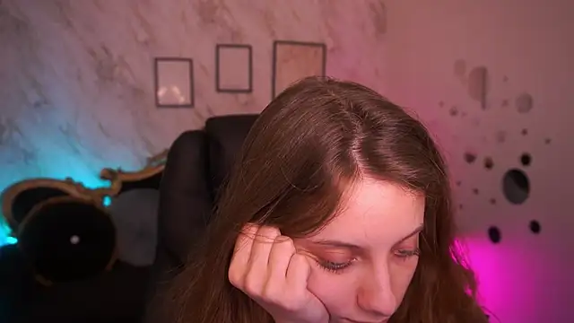 CuteeFoxy Adlı Modelin Canlı XXX Sohbeti
