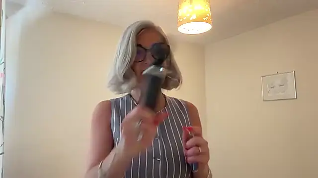 NaughtyMonicaUKのライブXXXチャット