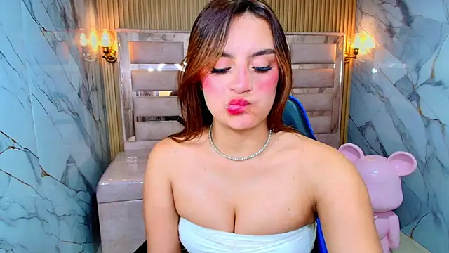 צ'אט XXX בשידור חי של charlotte__r_