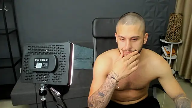 XXX chat uživo modela TroyWadee