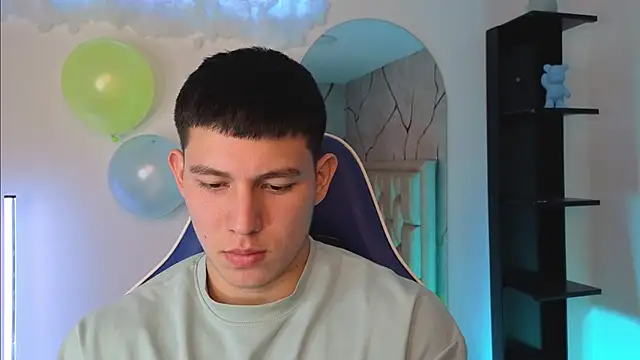 JamesCr_'s Webcam Show
