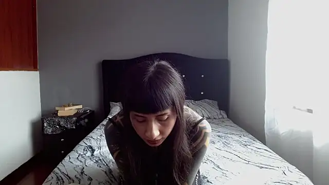 Emilia_1995 Adlı Modelin Canlı XXX Sohbeti