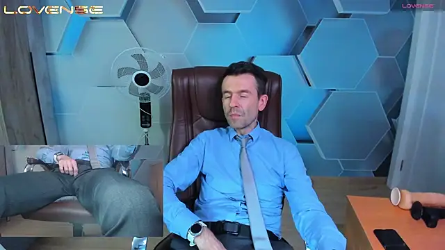 SteveTiger élő XXX-chatje