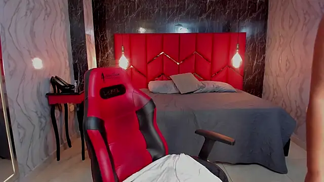 LatinaHoleQueen XXX чат на живо