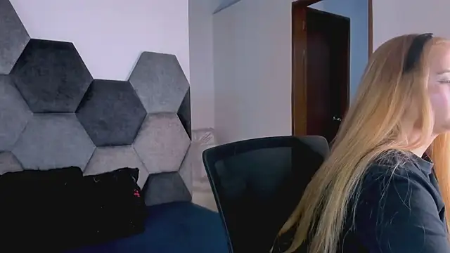 MikaelaStone Chat XXX in diretta