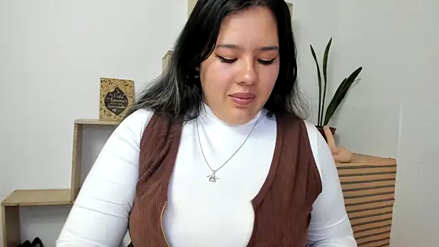 LinaBrowm Adlı Modelin Canlı XXX Sohbeti
