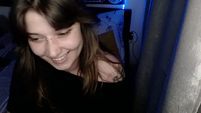 AlienforTwenty's Live XXX Chat