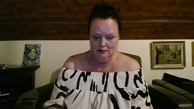 TiffanyMature élő XXX-chatje