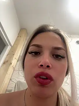 Ibolya_7のライブXXXチャット