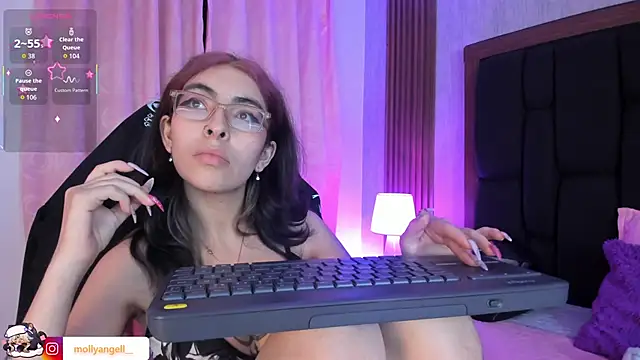 Molly_A Adlı Modelin Canlı XXX Sohbeti