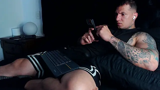 Chat +18 de Shane_Clay ao vivo