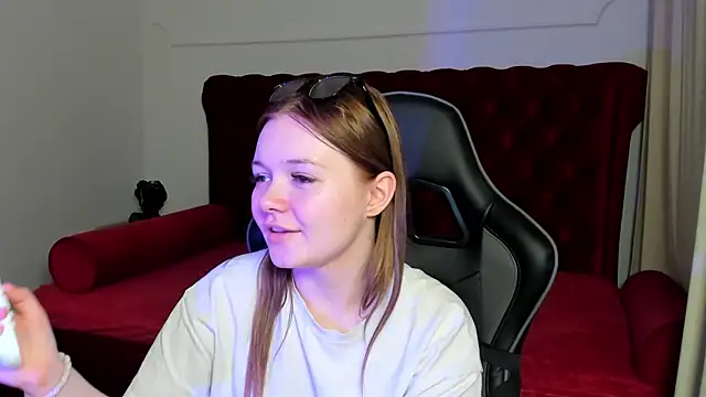 ElinaVale élő XXX-chatje